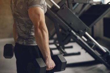 Yakışıklı bir adam spor salonunda nişanlandı.