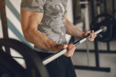 Yakışıklı bir adam spor salonunda nişanlandı.