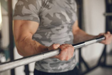 Yakışıklı bir adam spor salonunda nişanlandı.