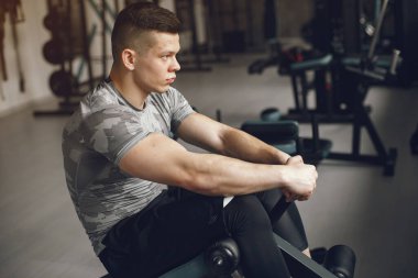 Yakışıklı bir adam spor salonunda nişanlandı.