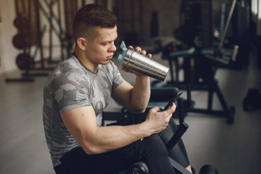 Yakışıklı bir adam spor salonunda nişanlandı.