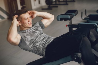 Yakışıklı bir adam spor salonunda nişanlandı.