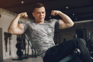 Yakışıklı bir adam spor salonunda nişanlandı.