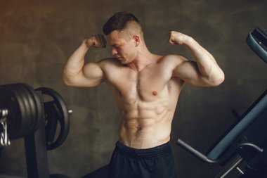 Yakışıklı bir adam spor salonunda nişanlandı.