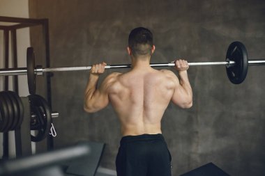Yakışıklı bir adam spor salonunda nişanlandı.