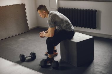 Yakışıklı bir adam spor salonunda nişanlandı.