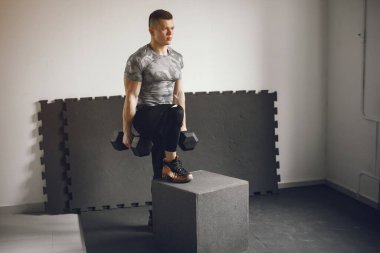 Yakışıklı bir adam spor salonunda nişanlandı.