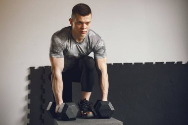Yakışıklı bir adam spor salonunda nişanlandı.