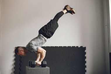 Yakışıklı bir adam spor salonunda nişanlandı.