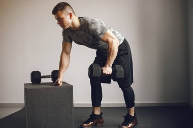 Yakışıklı bir adam spor salonunda nişanlandı.
