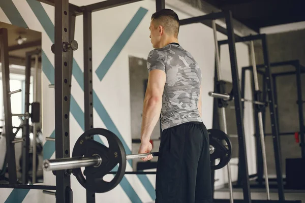 Un bell'uomo è impegnato in una palestra — Foto Stock