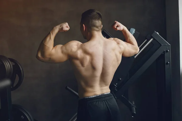 Un hombre guapo se dedica a un gimnasio — Foto de Stock