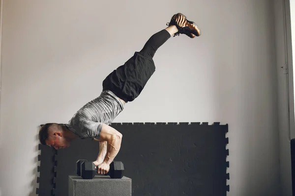 Un bell'uomo è impegnato in una palestra — Foto Stock