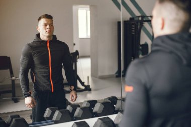 Yakışıklı bir adam spor salonunda nişanlandı.