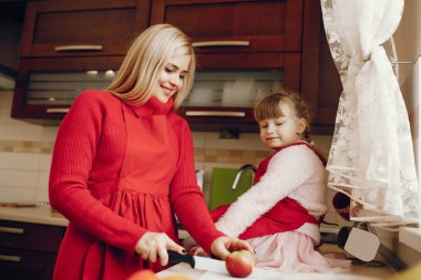 Anne ve küçük kızı evde.