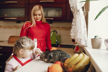 Şirin bir aile mutfakta kahvaltı hazırlar.