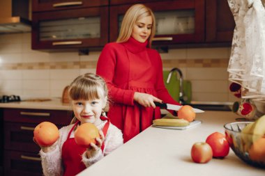 Şirin bir aile mutfakta kahvaltı hazırlar.