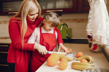 Şirin bir aile mutfakta kahvaltı hazırlar.