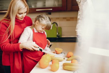 Şirin bir aile mutfakta kahvaltı hazırlar.