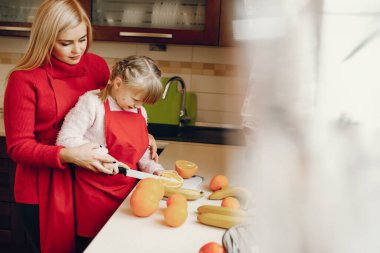 Şirin bir aile mutfakta kahvaltı hazırlar.