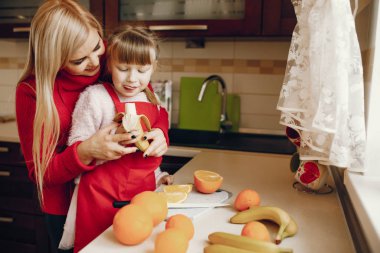 Şirin bir aile mutfakta kahvaltı hazırlar.