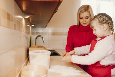 Şirin bir aile mutfakta kahvaltı hazırlar.