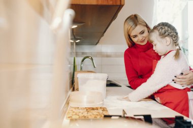 Şirin bir aile mutfakta kahvaltı hazırlar.