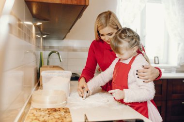 Şirin bir aile mutfakta kahvaltı hazırlar.