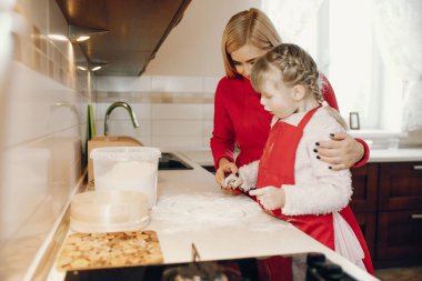 Şirin bir aile mutfakta kahvaltı hazırlar.