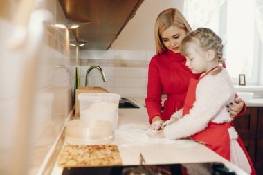 Şirin bir aile mutfakta kahvaltı hazırlar.