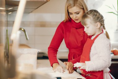 Şirin bir aile mutfakta kahvaltı hazırlar.