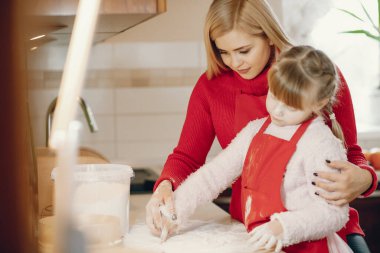 Şirin bir aile mutfakta kahvaltı hazırlar.