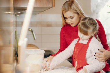 Şirin bir aile mutfakta kahvaltı hazırlar.