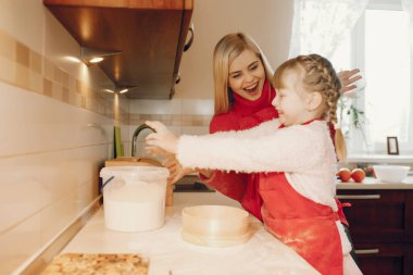 Şirin bir aile mutfakta kahvaltı hazırlar.