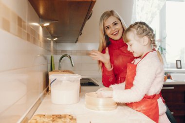Şirin bir aile mutfakta kahvaltı hazırlar.