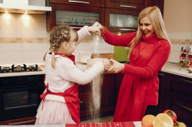 Şirin bir aile mutfakta kahvaltı hazırlar.