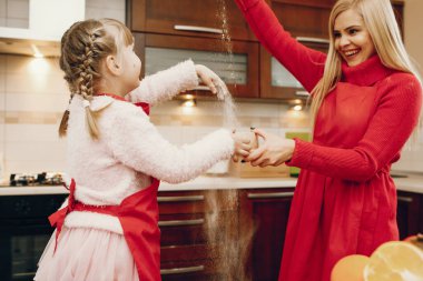 Şirin bir aile mutfakta kahvaltı hazırlar.