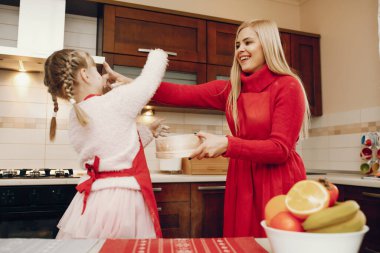 Şirin bir aile mutfakta kahvaltı hazırlar.