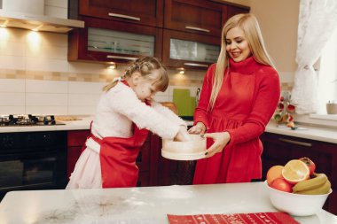 Şirin bir aile mutfakta kahvaltı hazırlar.