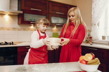 Şirin bir aile mutfakta kahvaltı hazırlar.