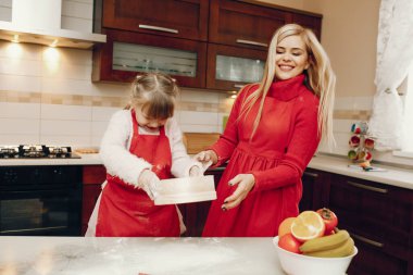 Şirin bir aile mutfakta kahvaltı hazırlar.