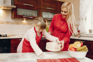 Şirin bir aile mutfakta kahvaltı hazırlar.