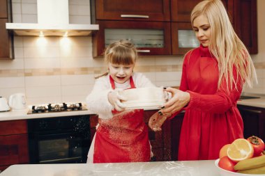 Şirin bir aile mutfakta kahvaltı hazırlar.