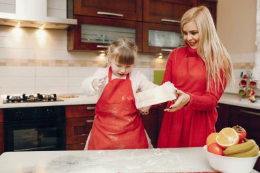 Şirin bir aile mutfakta kahvaltı hazırlar.