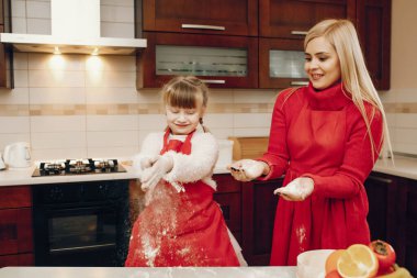 Şirin bir aile mutfakta kahvaltı hazırlar.