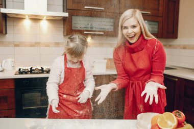 Şirin bir aile mutfakta kahvaltı hazırlar.