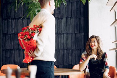 Zarif bir çift restoranda vakit geçirir.