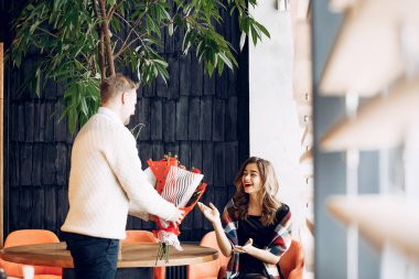 Zarif bir çift restoranda vakit geçirir.