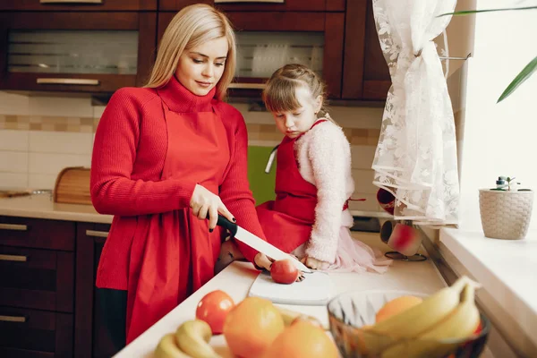 Anne ve küçük kızı evde.