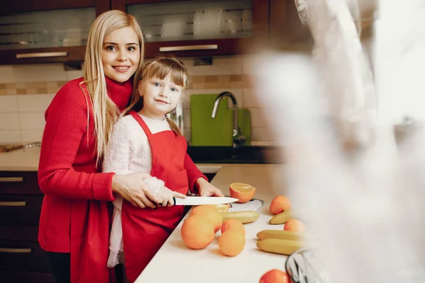 Şirin bir aile mutfakta kahvaltı hazırlar.